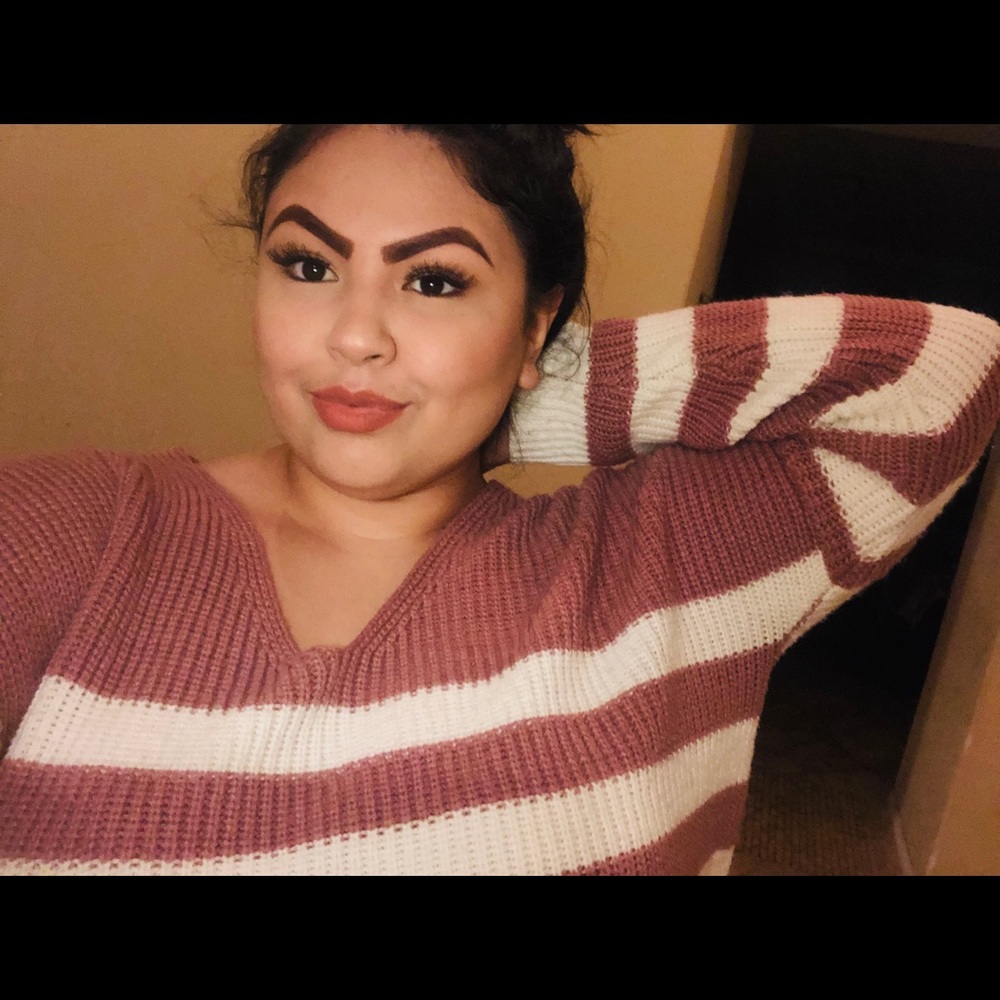 Very Cute Cropped Sweater Its Really Warm !🧸💜